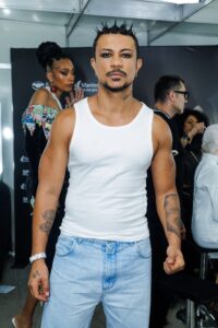 Xamã exibe físico sarado em desfile homenageando Turma da Mônica e Mauricio de Sousa