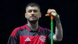 Zayn Malik causa polêmica ao usar camisa do Flamengo em show no Palmeiras
