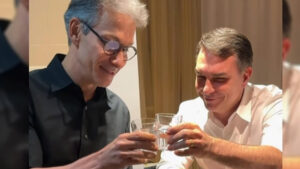 Zema declara apoio a Flávio Bolsonaro e critica PT na reta final das eleições